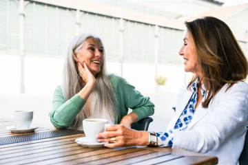 Oudere vrouwen in gesprek over overgang menopauze